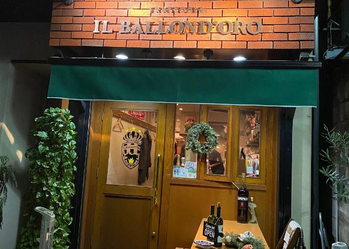 The exterior of Il Ballond’oro, the Michelin Bib Gourmand Italian restaurant in Tokyo. A wreath decorates the door.